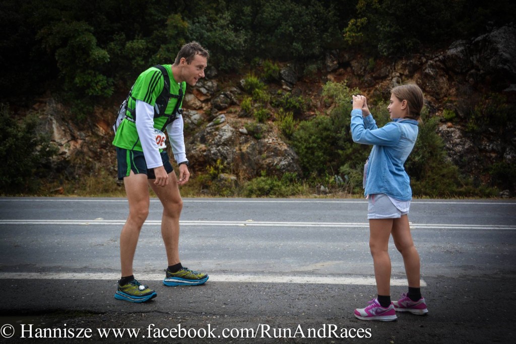Krásná momentka, která se objevila na Facebooku s následujícím komentářem: After having run continuosly for 222.3km without any sleep or rest, this very exhausted runner not only paused to pose for his young fan; he went a step further to bend his knees to stoop down to her eye-level and gave her a weak smile (which must have taken a great effort on his part after that distance). I salute him for his generous attitude in not disappointing this little girl, despite his own exhaustion. More photos of Spartathlon 2015 coming up on my Page!!! Can someone please tag this guy if they know him?