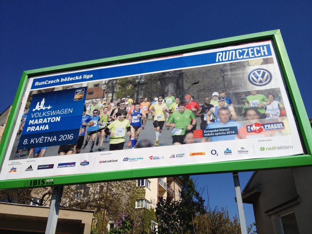 Billboard s reklamou na pražský maraton, já jsem ten vpředu v zeleném tričku.