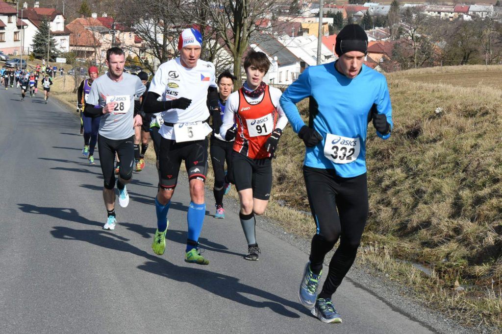 Třetí kilometr závodu, kdy mám Petra Vabrouška ještě za sebou.