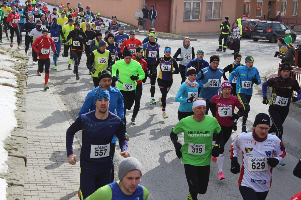 Dav závodníků a já uprostřed se startovním číslem 100.