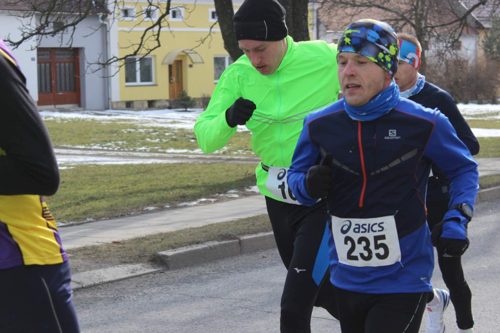 V závěrečných stovkách metrů mě předbíhá skupinka rychlejších běžců.