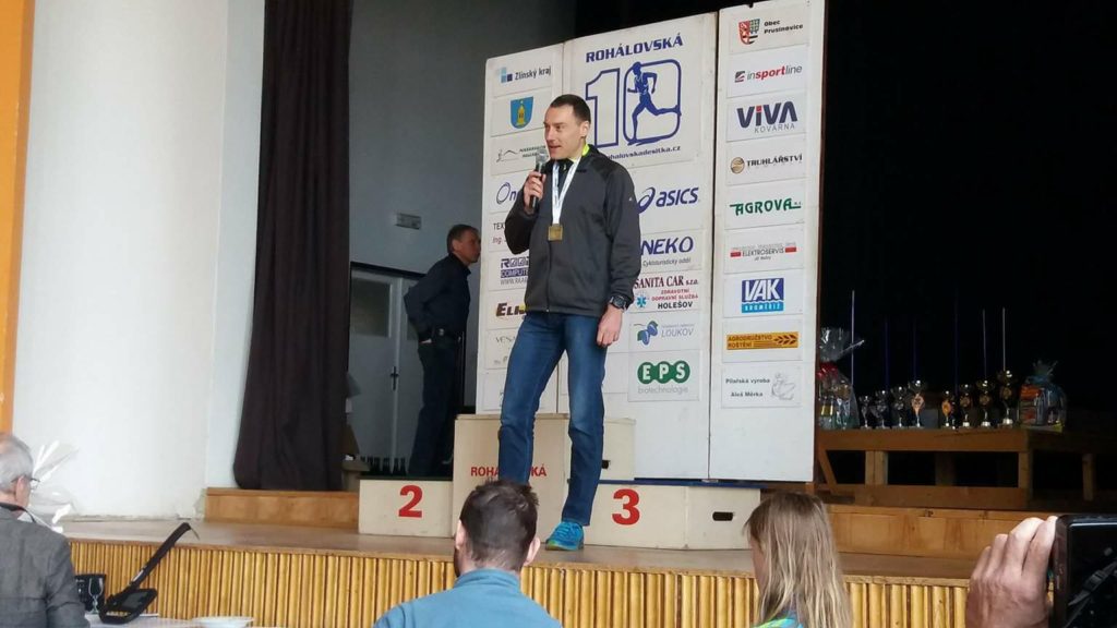 Krátká ultramaratonská vsuvka na pódiu před vyhlášením závodu.