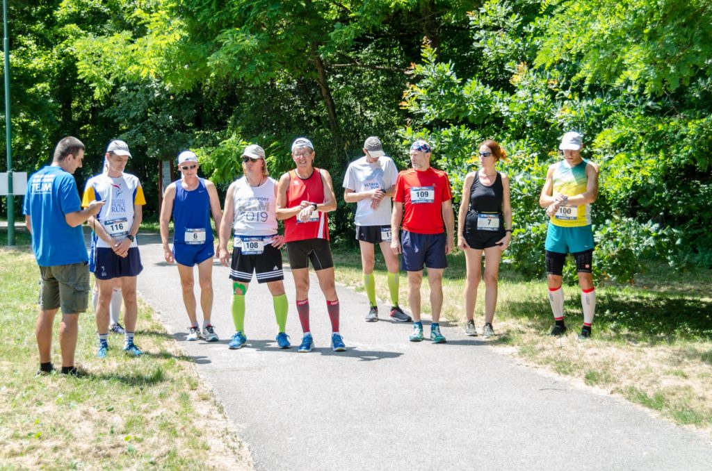 Start závodu, do poslední chvíle jsem se snažil schovávat ve stínu.