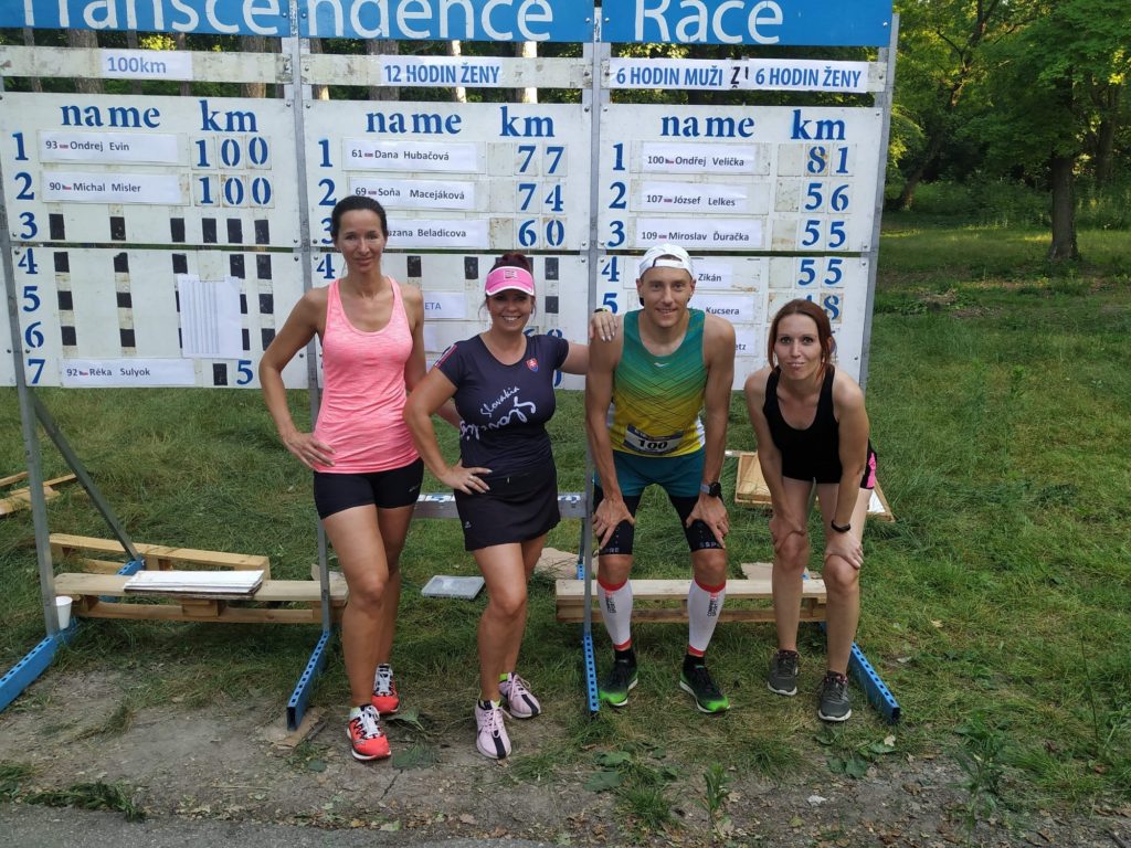 Fotka s fanynkami s výsledkovou tabulí.