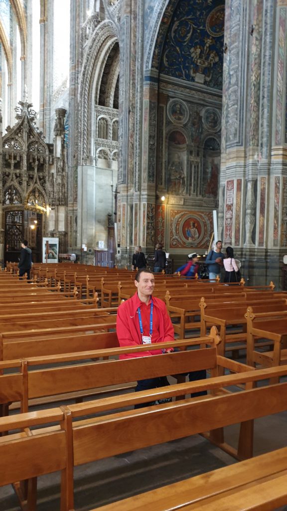 Den před závodem se modlím v katedrále svaté Cecilie.