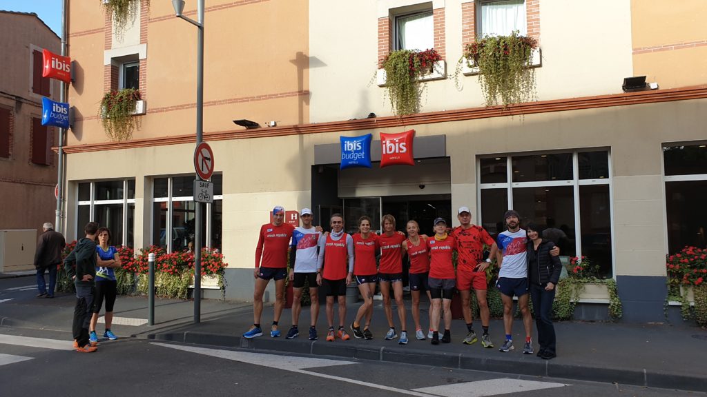 Fotka před společným proběhnutím den před závodem.