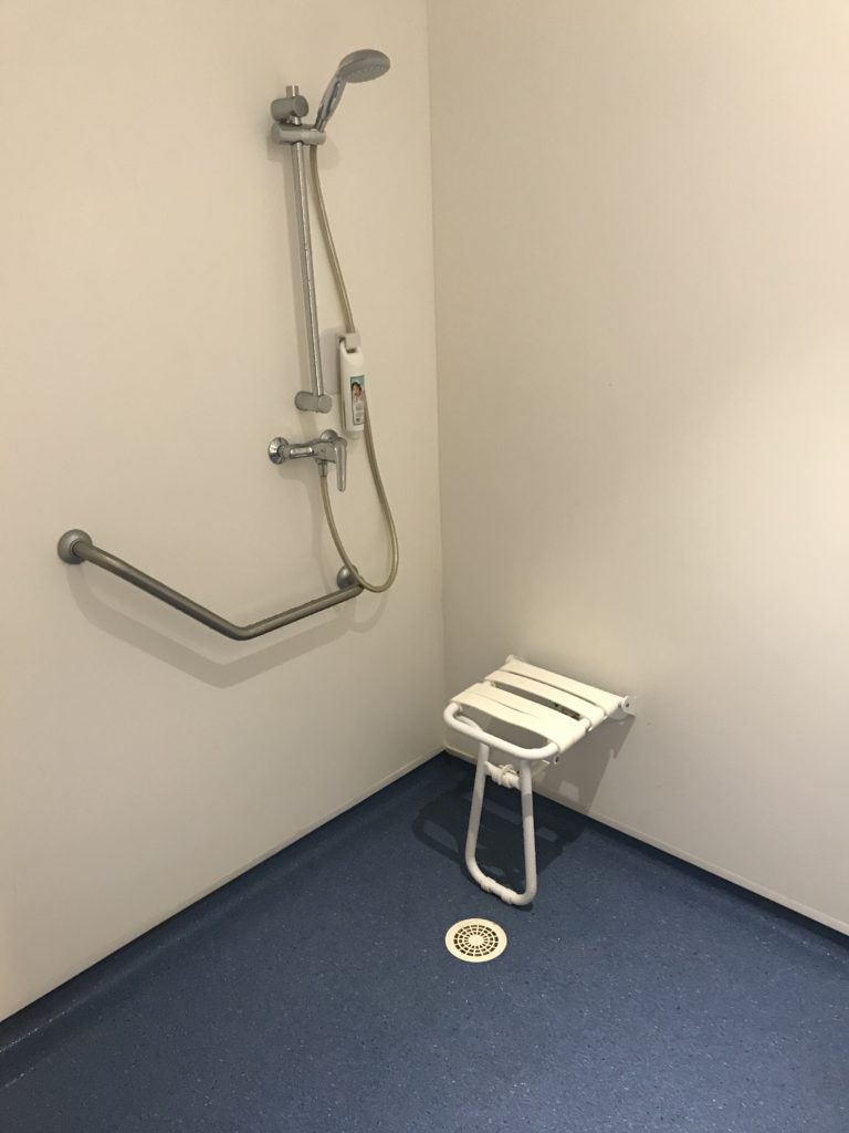 Bezbariérová sprcha v mém pokoji.