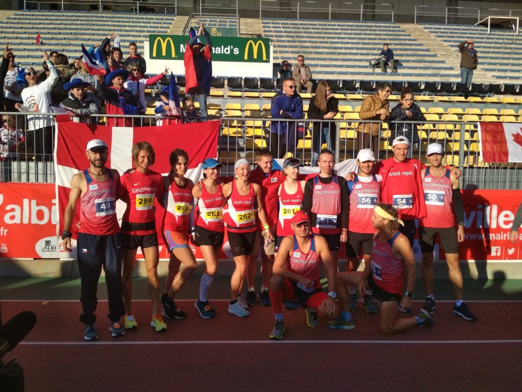 Český tým těsně před startem závodu.