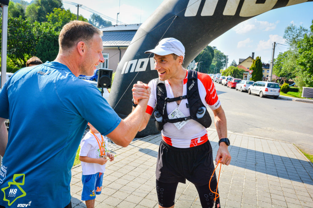 V cíli mi gratuluje hlavní pořadatel Lukáš Tomčík.