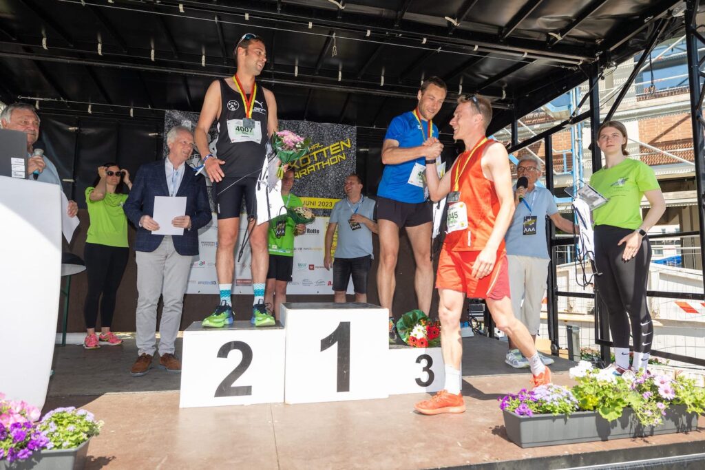 Gratulace vítězi maratonu.