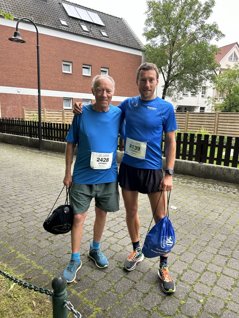 Před startem s taťkou, který běžel půlmaraton.