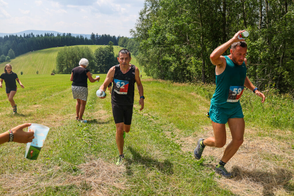 První občerstvovačka, půlka kelímku do sebe, půlka na sebe.