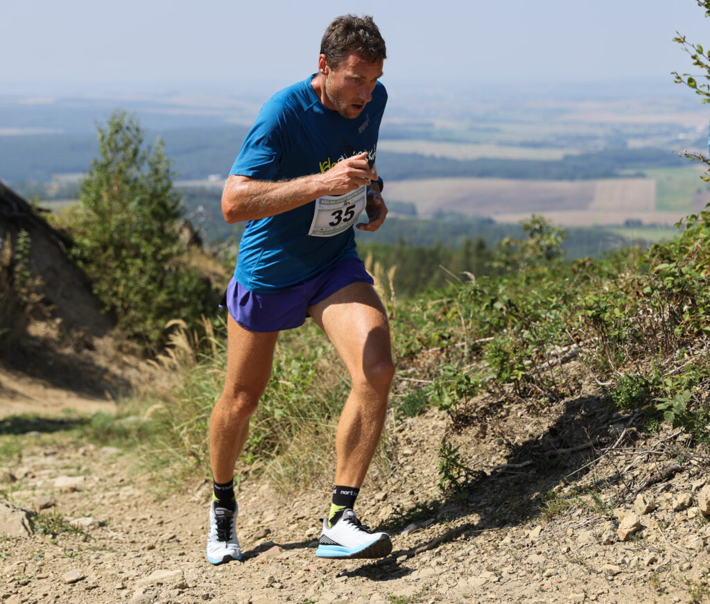 Dobíhám další běžce.