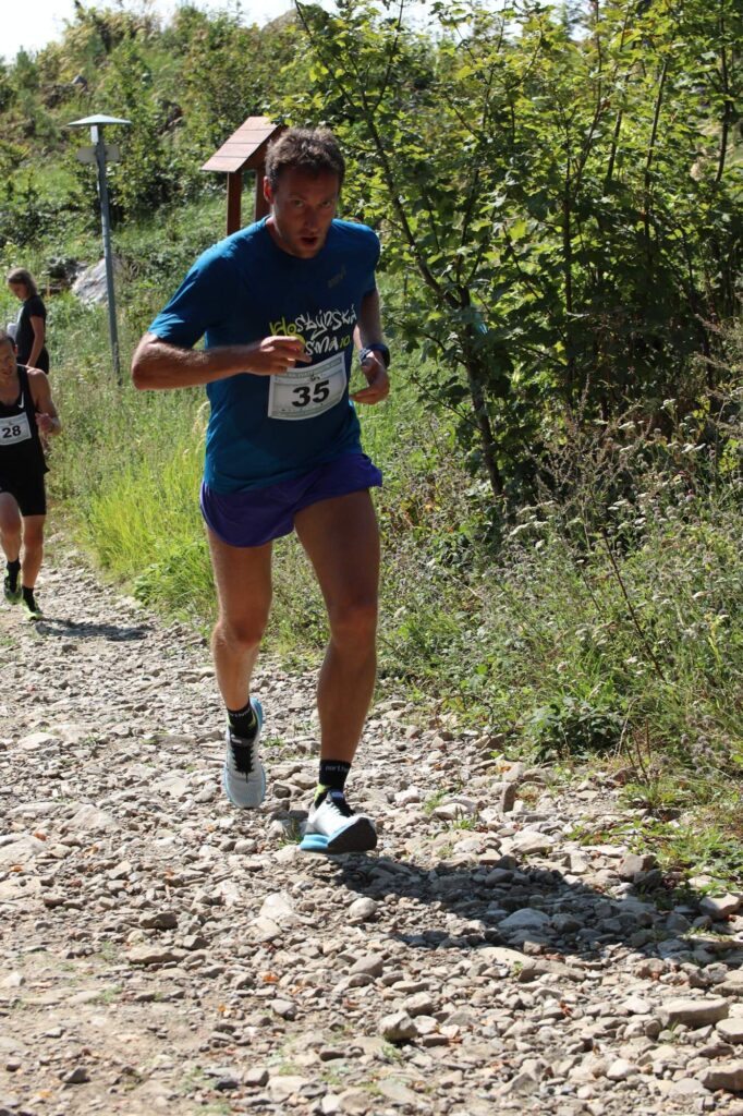 Necelý kilometr před cílem.