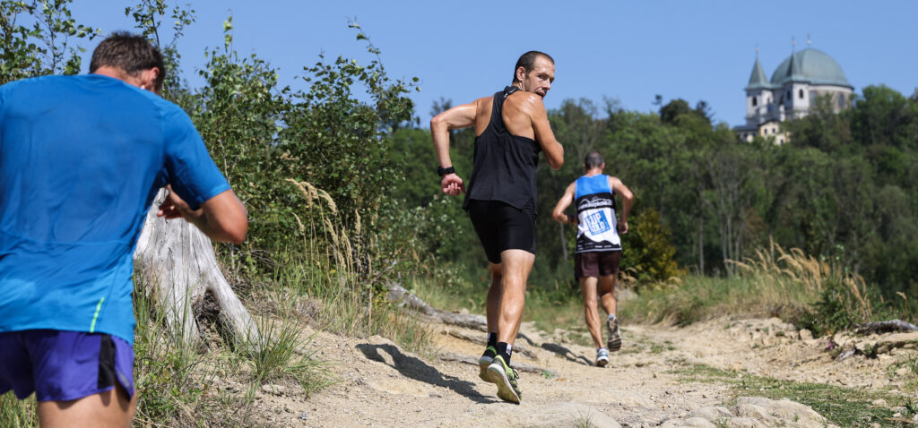Černého běžce jsem předběhl, ale modrý byl rychlejší.