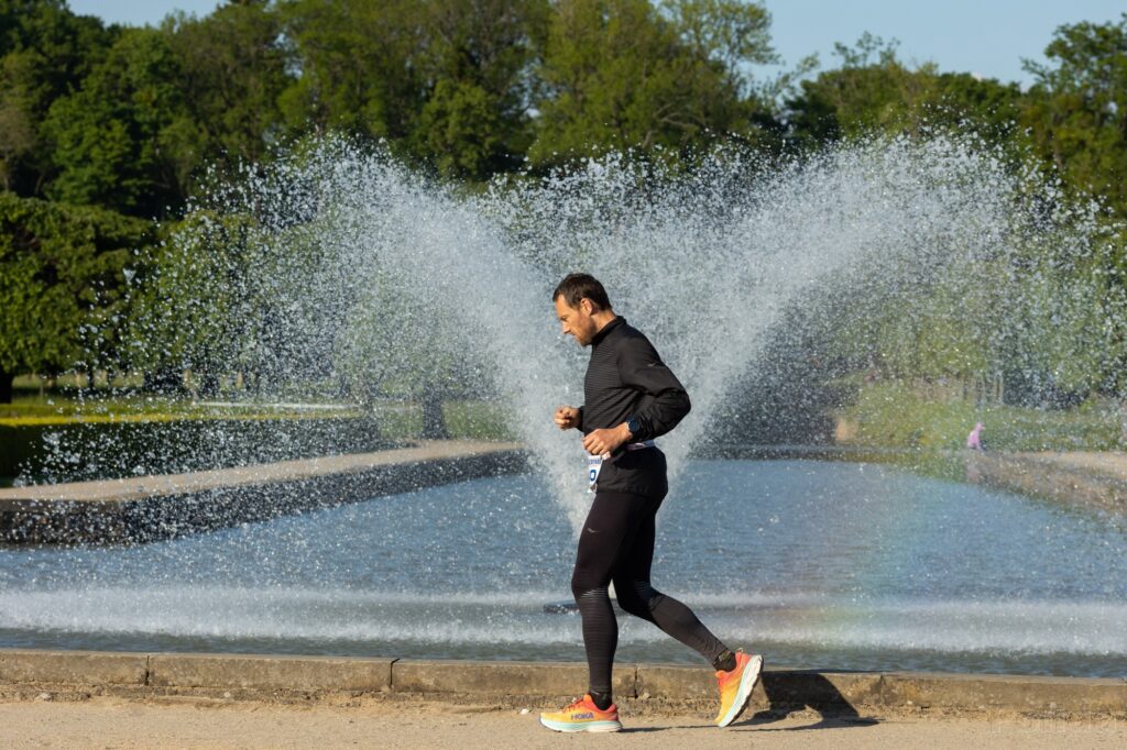 S vodotryskem v pozadí.