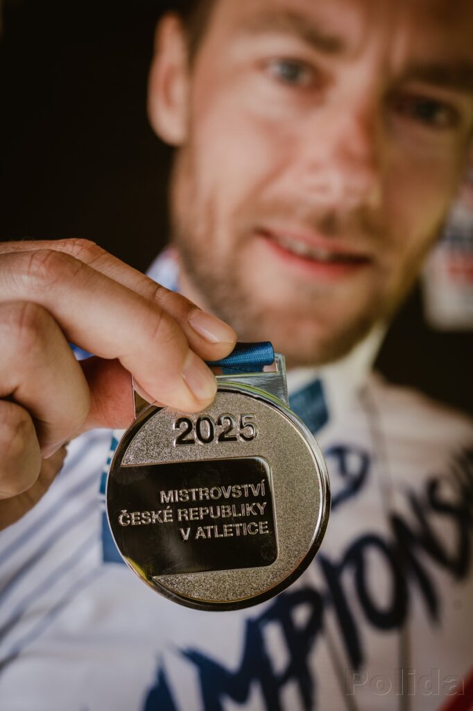 Stříbrná medaile od Českého atletického svazu.