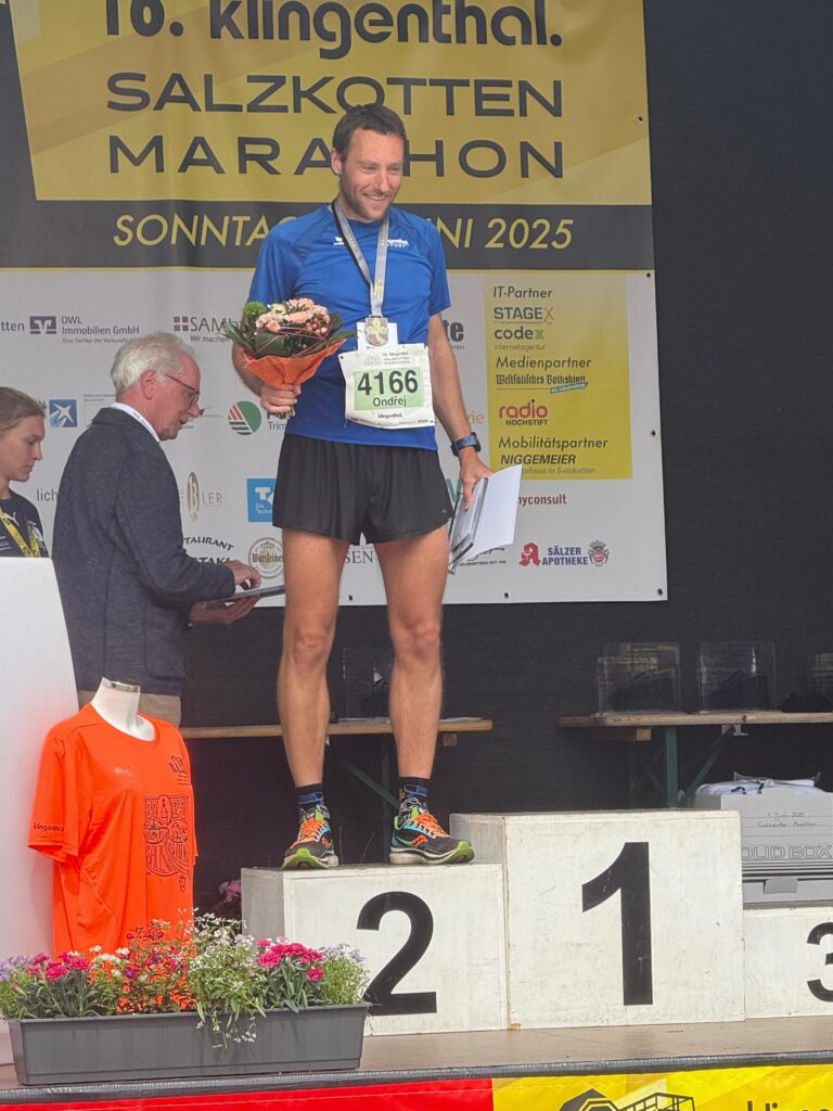 Vyhlášení po převzetí všech trofejí.