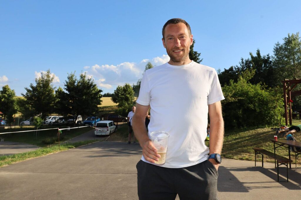 Spokojený s limonádou v cíli.