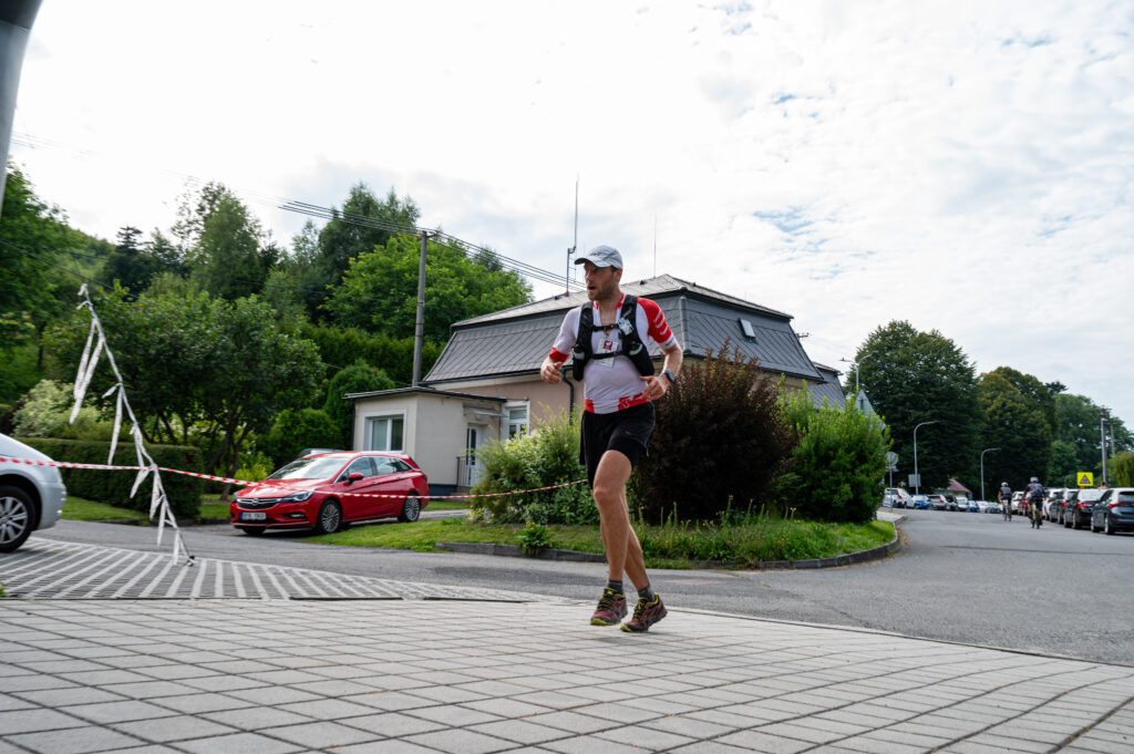 Přibíhám do cíle.