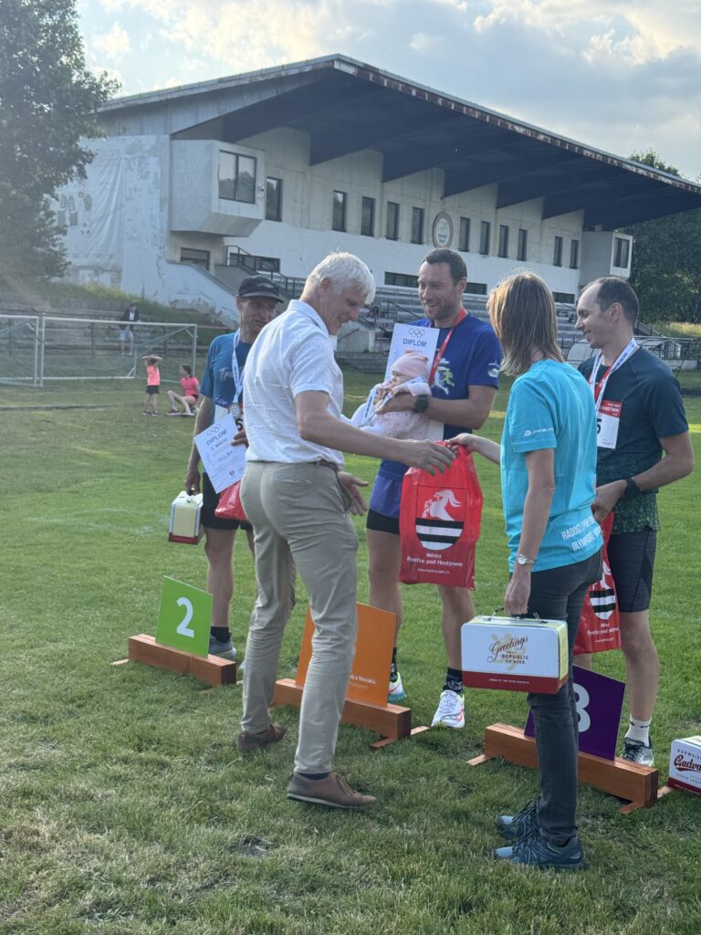 Gratulace a přebírání cen od starosty Zdeňka Rolince.