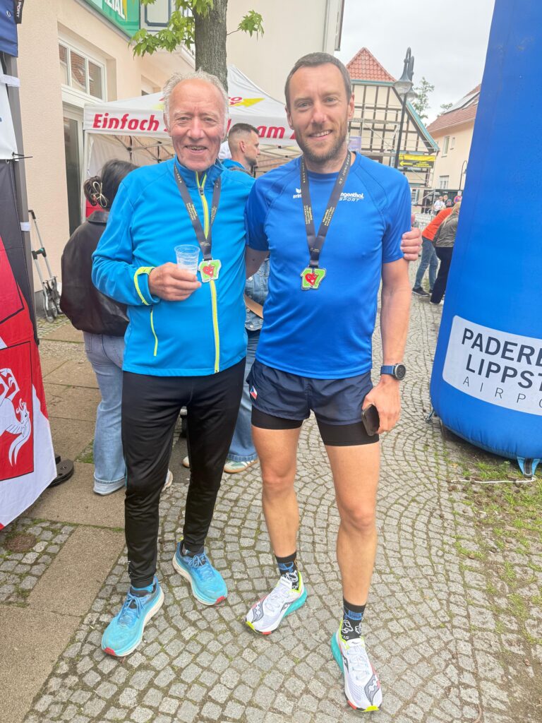V cíli s tatínkem, který běžel závod na 10 km.