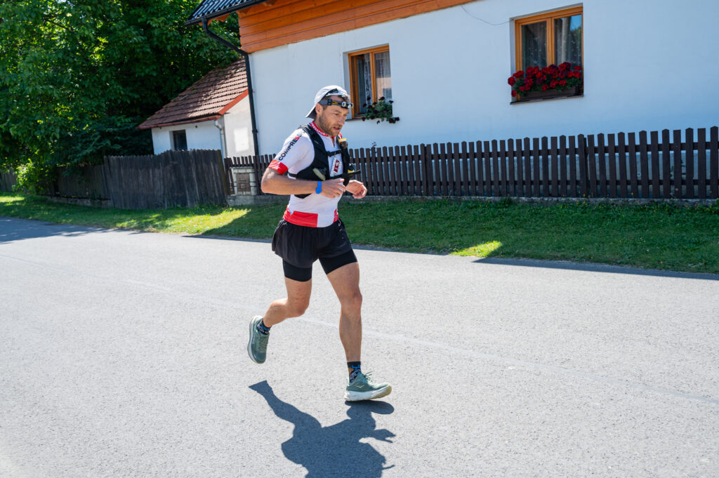 Přibíhám po hlavní silnici do Rajnochovic.